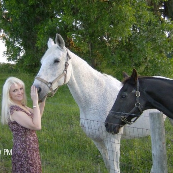 Meet your Posher, Robin! Cruelty Free, Boho & More - Picture 1 of 3